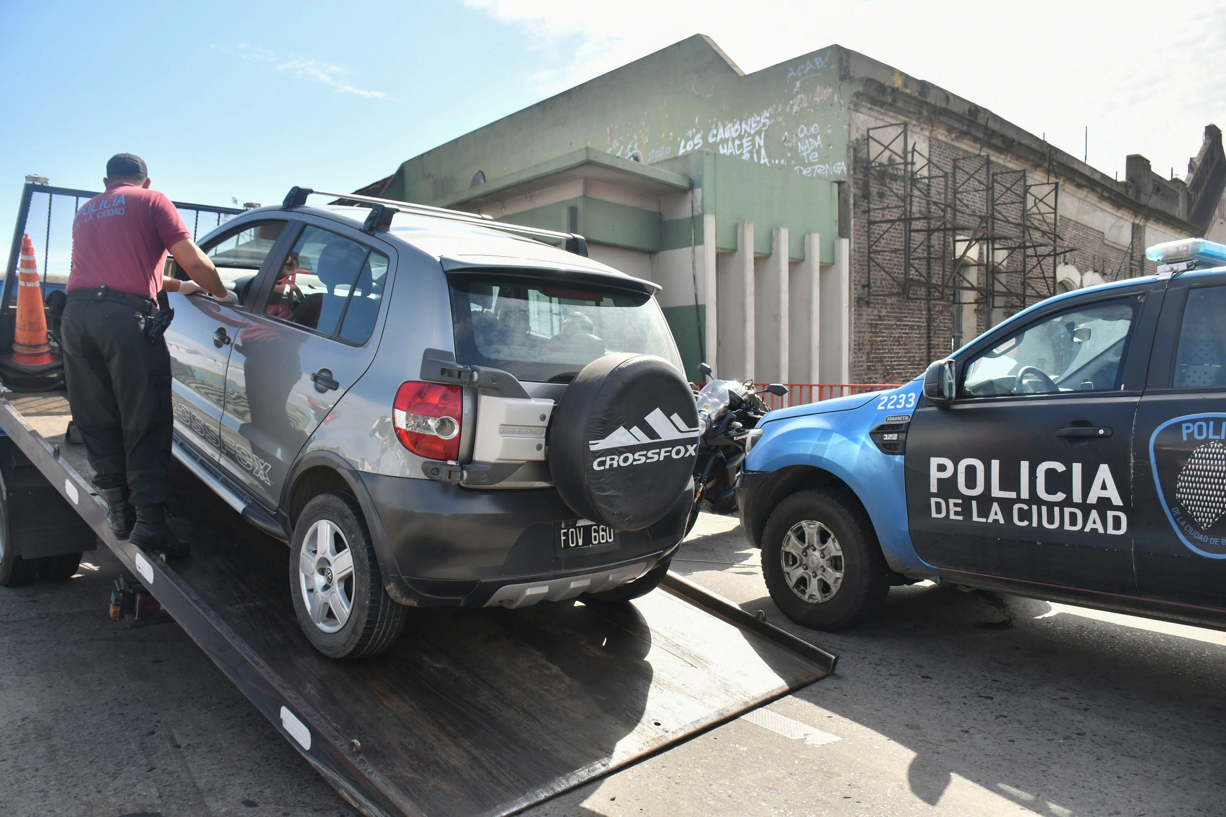 La Policía incautando un vehículo que violó la cuarentena.