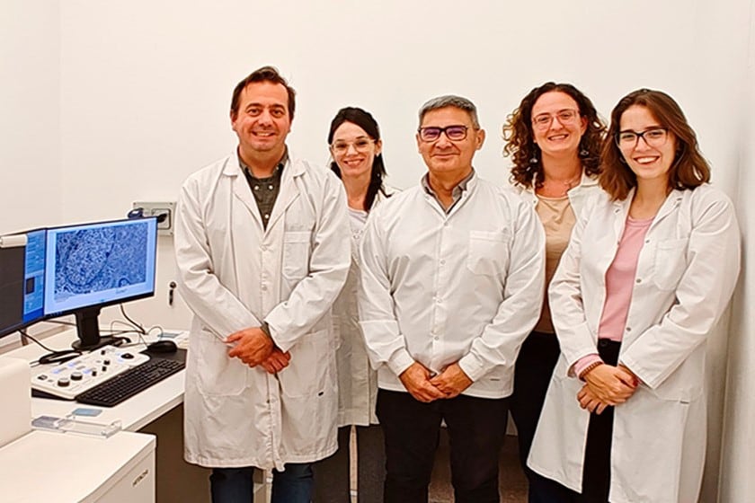 Juan Pablo Petiti (izq.), Jorge Mukdsi, Erica Faure, Natacha Zlokowski y Gilda Mezger, del INICSA (CONICET-UNC), en el Centro de Microscopía Electrónica de la Facultad de Ciencias Médicas de la UNC. 