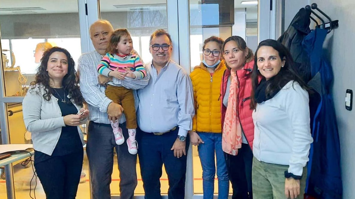 Guillermina junto a su médico de cabecera y su familia