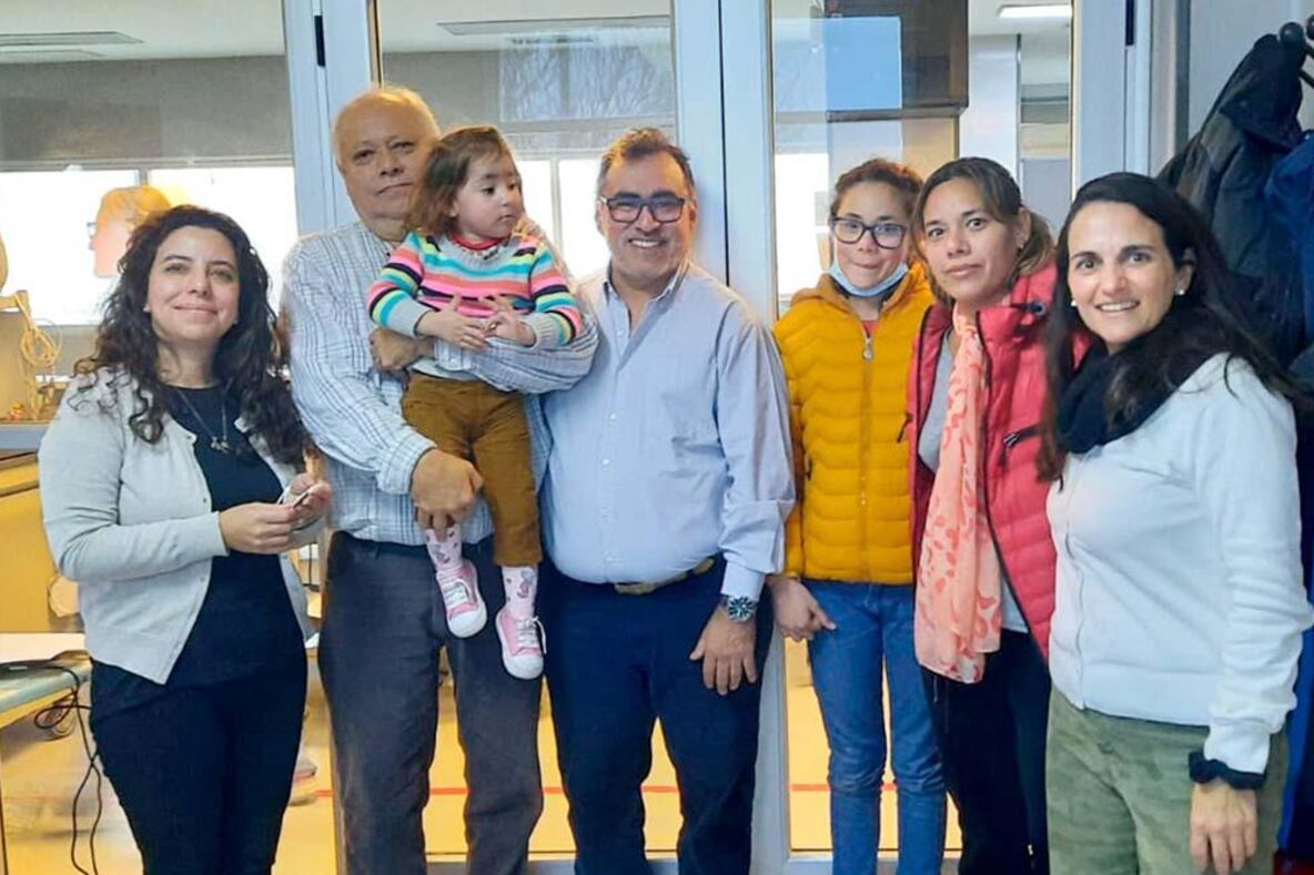 Guillermina junto a su médico de cabecera y su familia