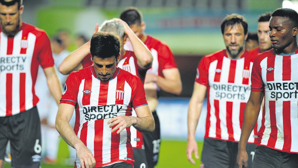 Los jugadores de Estudiantes buscan el refugio del vestuario.