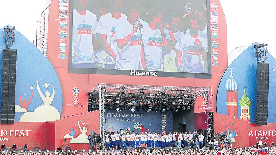 Los fanáticos de todo el mundo disfrutan del Fan Fest de Moscú.