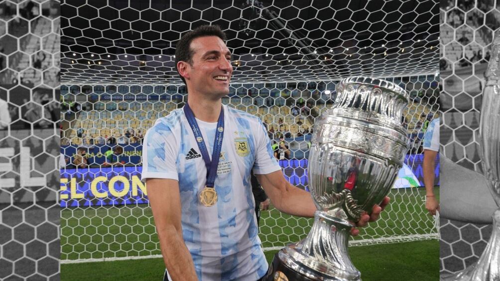 Un exultante Scaloni sostiene la Copa América obtenida en Brasil.