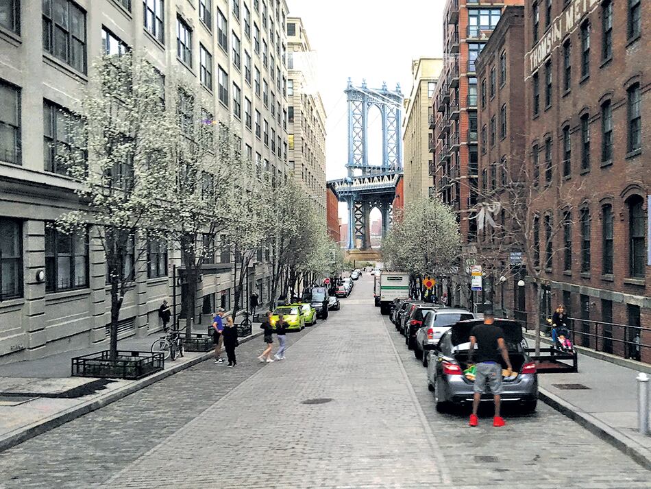 El puente de Brooklyn visto desde las calles de DUMBO, como en tantas películas.