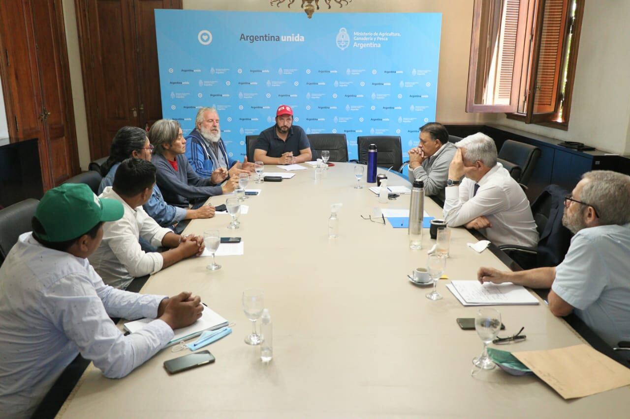 Julián Domínguez, ministro de Agricultura, recibió a entidades de la agricultura familiar.