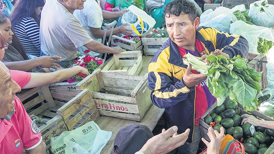 Cientos de productores repartieron verduras en CABA ayer y seguirán hoy.