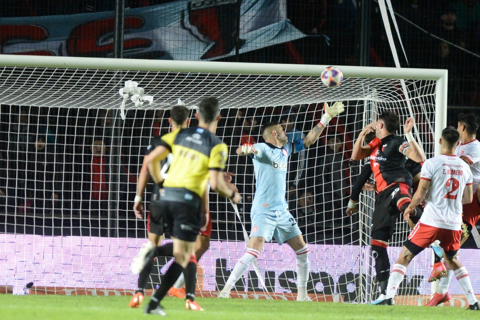 Garcés ya cabeceó al gol y batió la resistencia de Andújar 