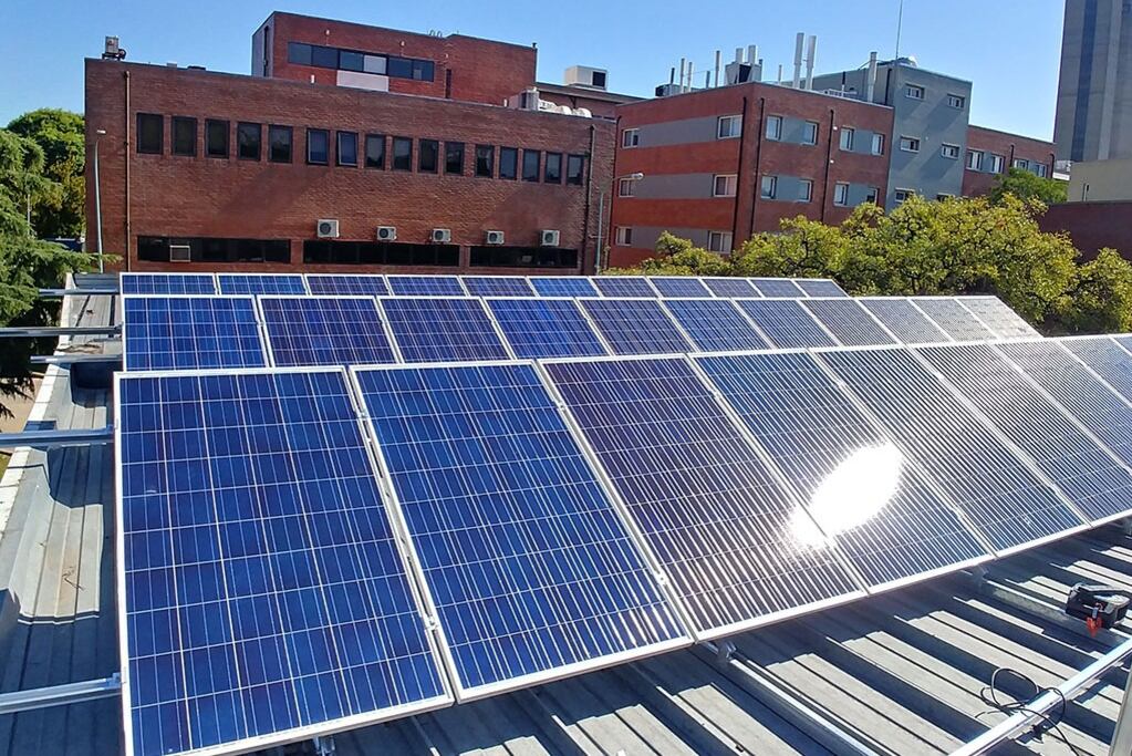 Las placas solares son una de las principales fuentes de energía renovable que se utilizan actualmente para abaratar costos y disminuir el cambio climático.