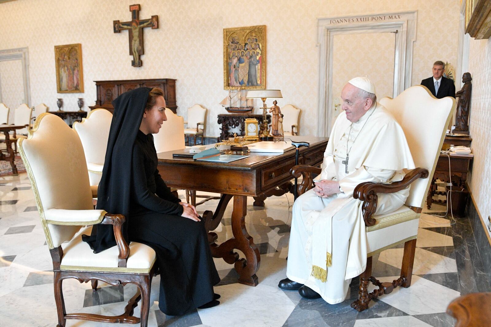 Stella Assange conversa con el Papa en el Vaticano.