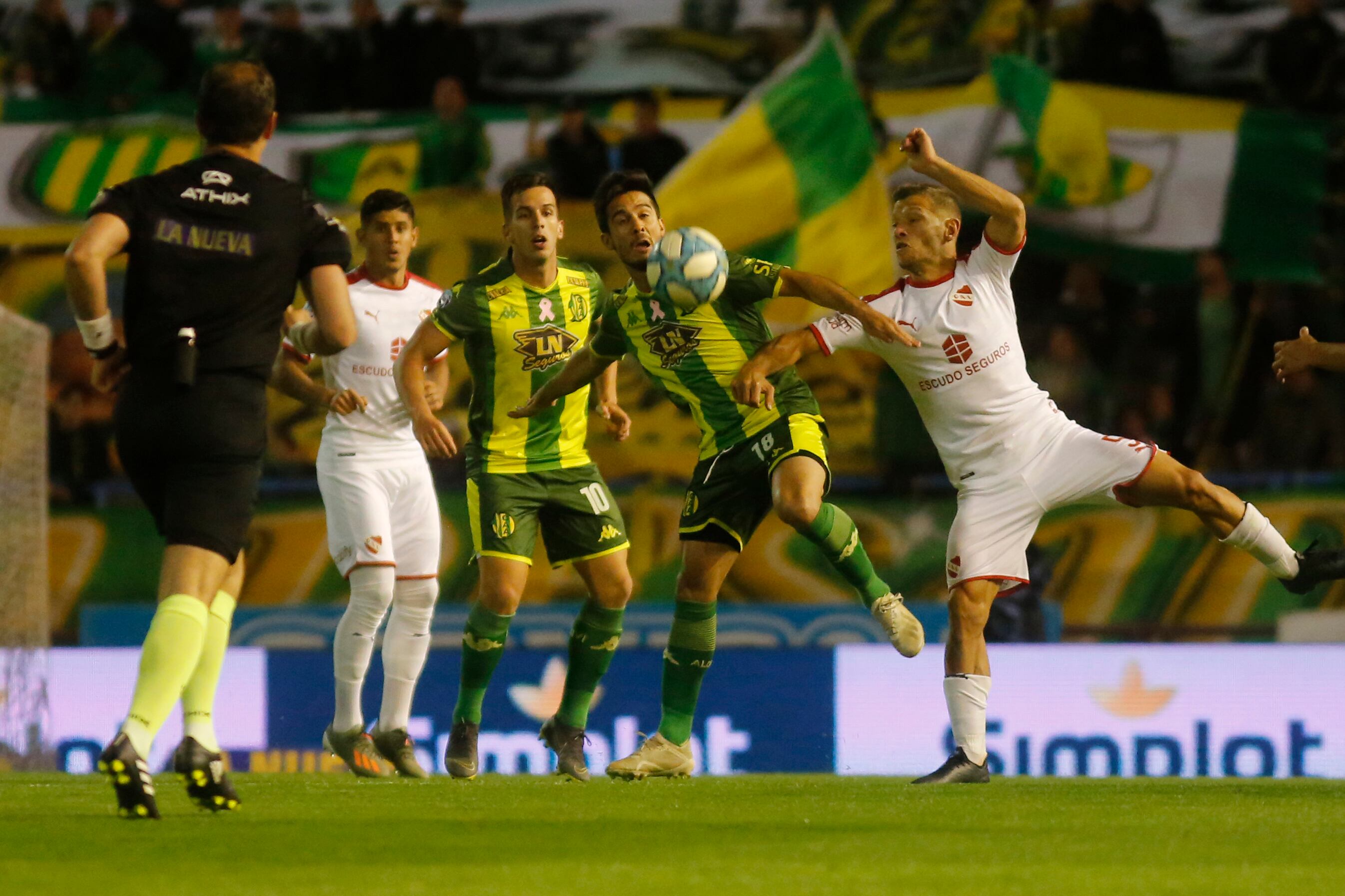 Domingo disputa la pelota con un rival en la mitad de la cancha.