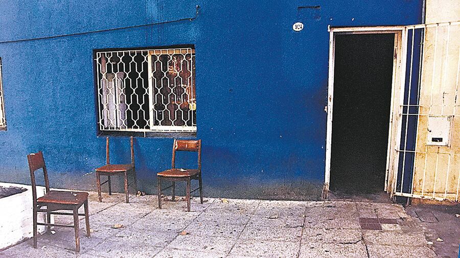 El libro Hotel Gondolín (Paripé Books, 2015) de Estefanía d’Esperies y Patricio Binaghi, con prólogo de Marlene Wayar, recorre en imágenes el emblemático amparo de las travestis que llegan a la Ciudad de Buenos Aires.