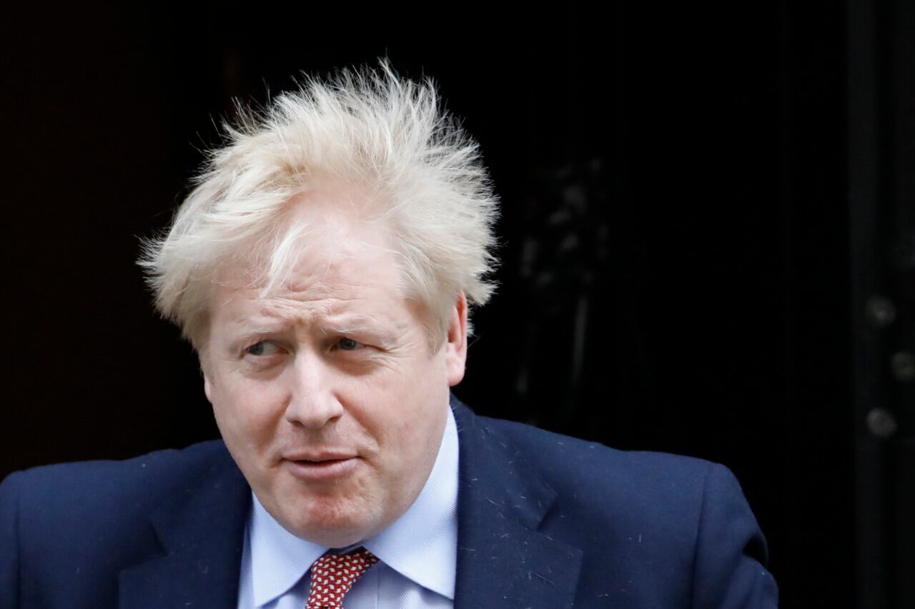 El primer ministro inglés, Boris Johnson, tuvo que dar marcha atrás con la política de privilegiar la economía sobre la salud de la población.