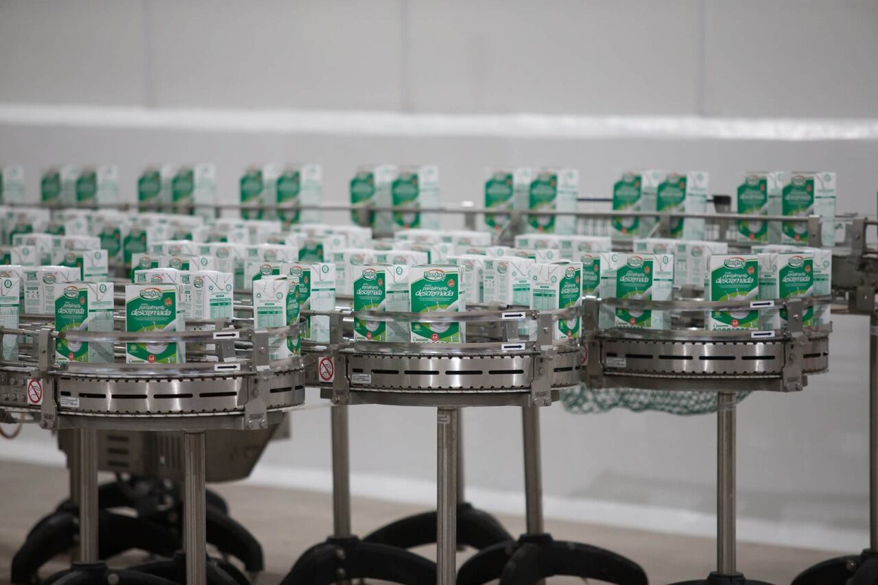 Empresas lácteas vienen recibiendo el ATP de parte del gobierno para pagar la mitad de los salarios .