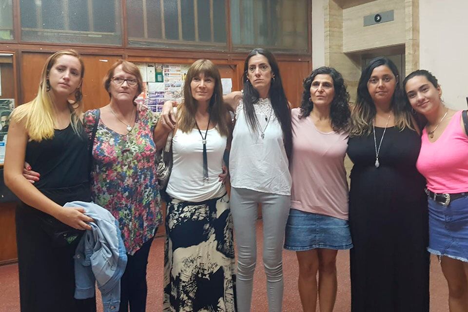 Concejalas y mujeres de organizaciones acompañaron a Gimena y a su familia.