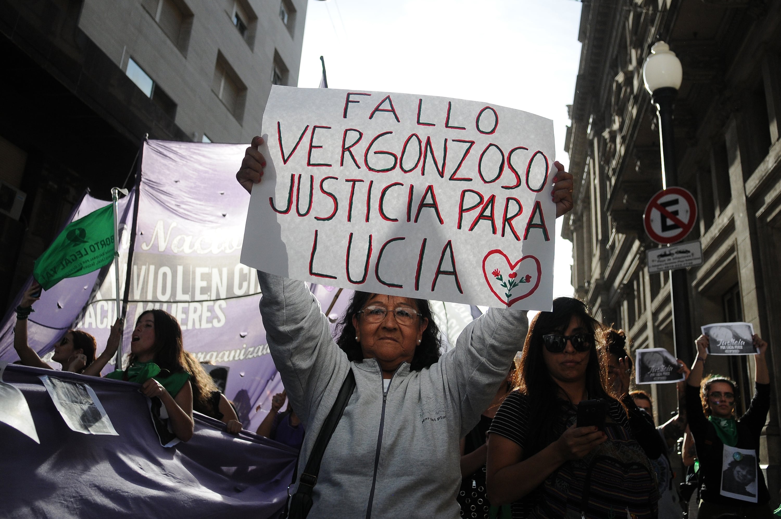 Familiares y amigos reclaman por Lucía Pérez.