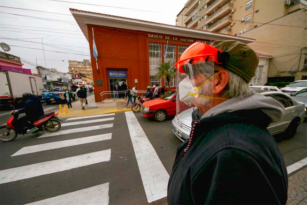 Es obligatorio mantener la distancia física de dos metros con otras personas, el uso del barbijo, el lavado de manos y la ventilación de ambientes. 