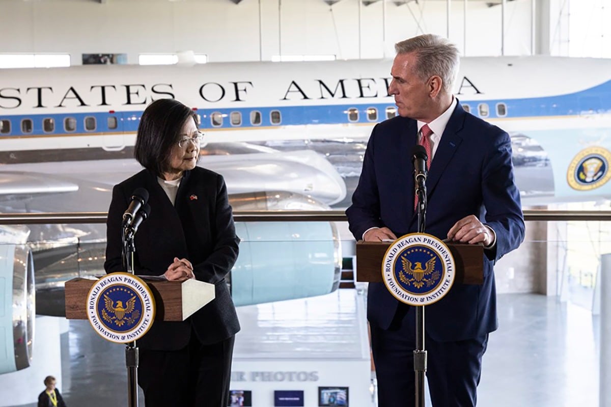 La presidenta taiwanesa Tsai Ing-wen junto al republicano Kevin McCarthy.