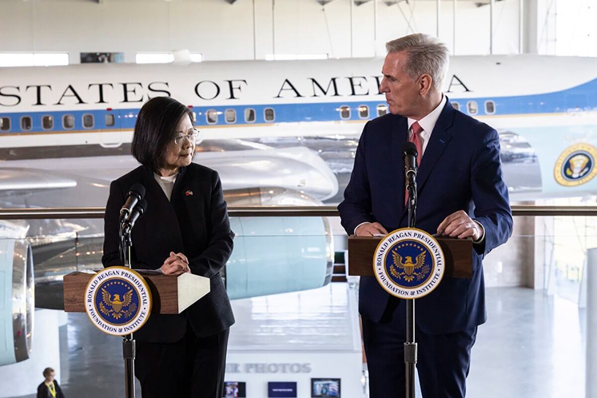 La presidenta taiwanesa Tsai Ing-wen junto al republicano Kevin McCarthy.