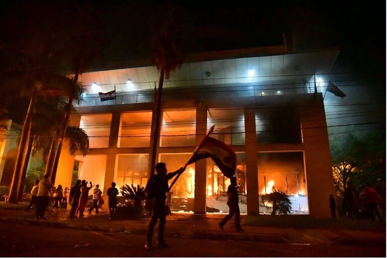 Durante la protesta manifestantes ingresaron al Congreso y prendieron fuego.