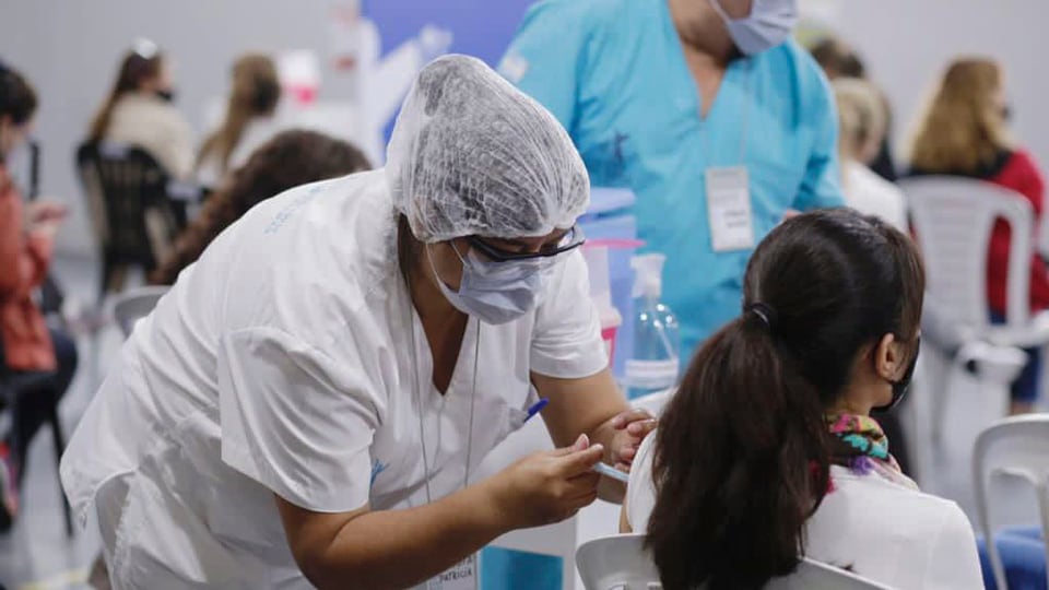La campaña de vacunación puede tener un bache que podría amortiguarse en una semana.