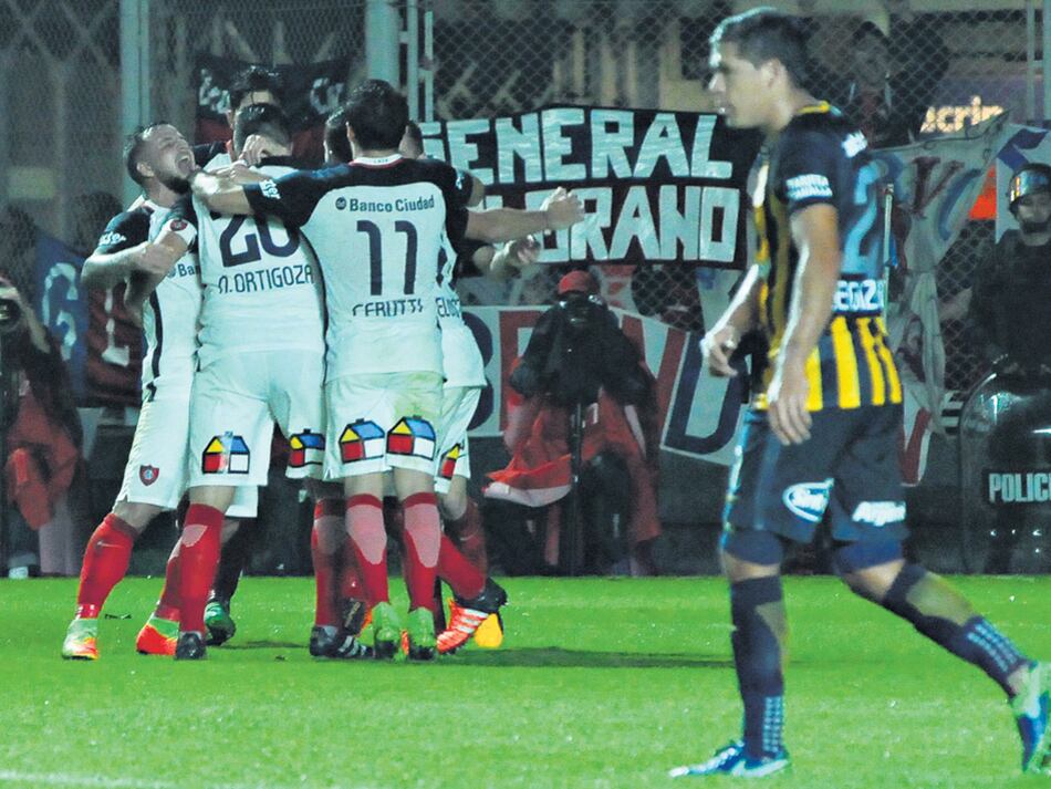 Los jugadores de San Lorenzo abrazan a Néstor Ortigoza, quien acaba de convertir el primer gol a través de un penal.