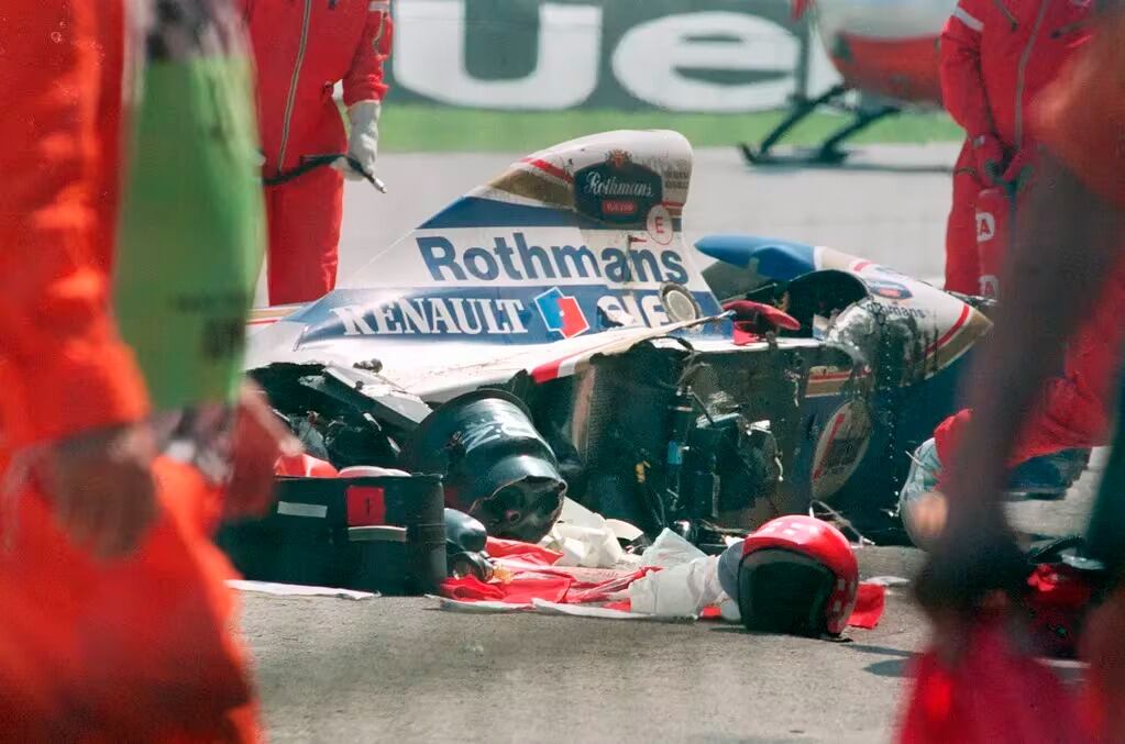 El Williams de Senna, ya destrozado. En el piso, una bandera austríaca que honraba a Ratzenberger.