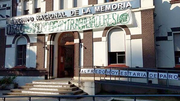 Con estos carteles lo esperaban los trabajadores de ATE al secretario de Derechos Humanos, Claudio Avruj.