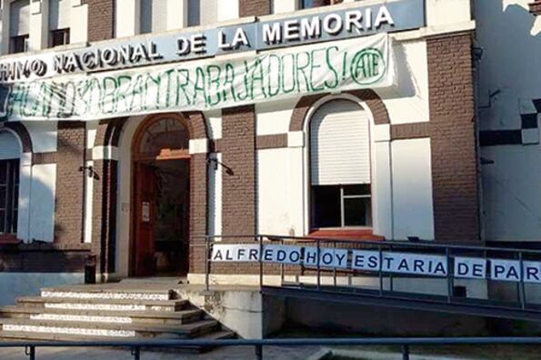 Con estos carteles lo esperaban los trabajadores de ATE al secretario de Derechos Humanos, Claudio Avruj.