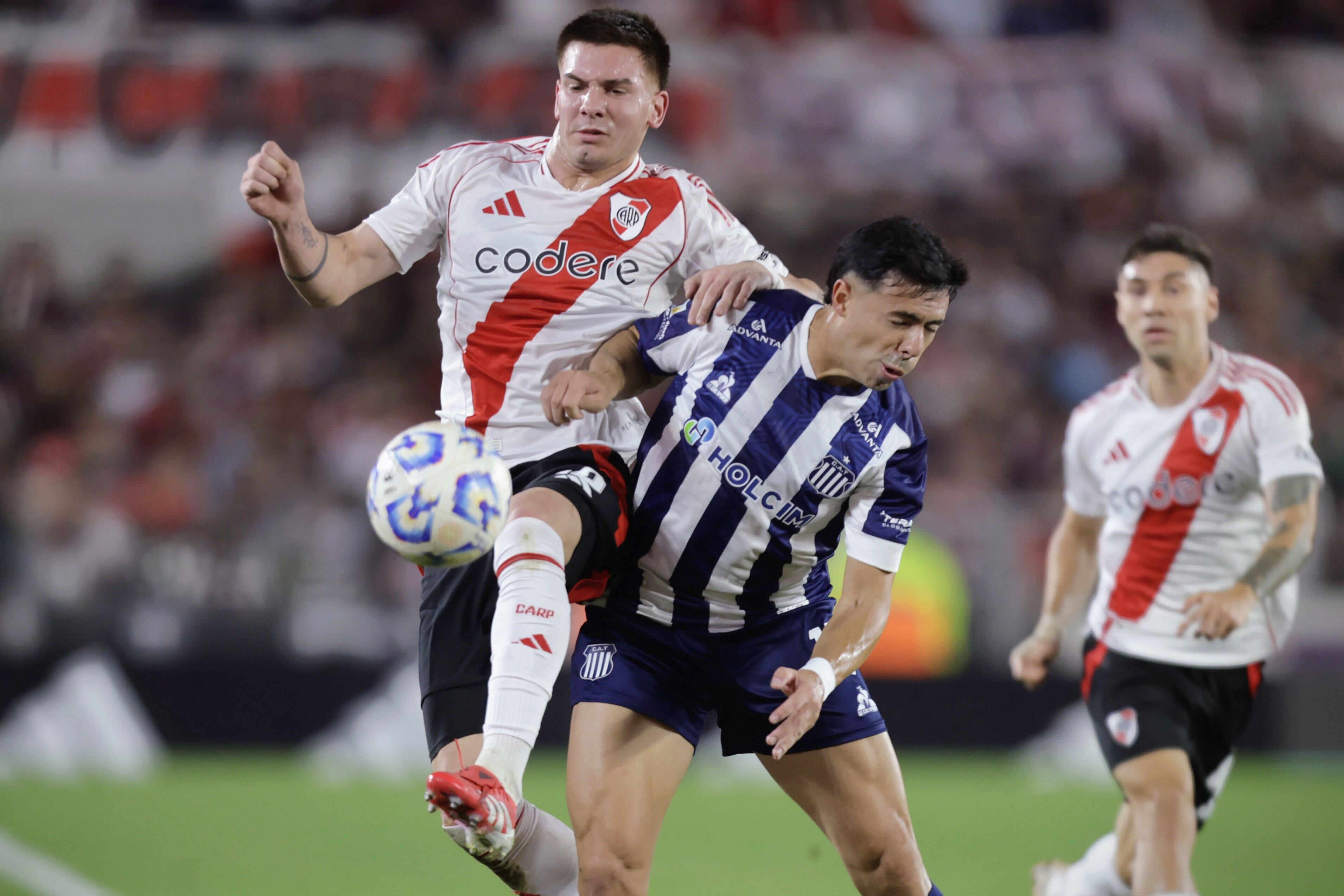 Mastantuono intenta escapar de la marca de Ortegoza en la mitad de la cancha