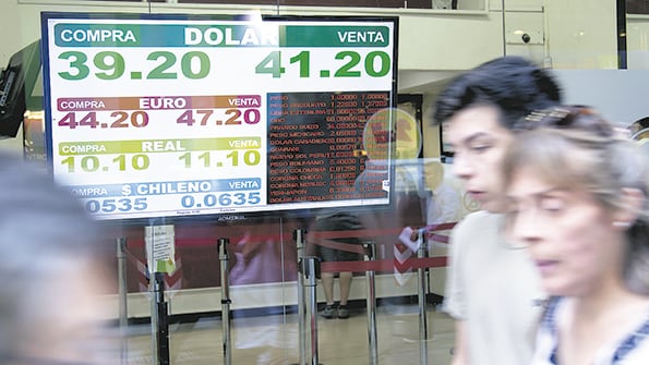 A nivel mayorista, donde operan grandes inversores por más de un millón de dólares, la divisa trepó casi un peso y terminó en 40,75.