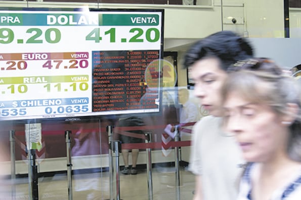 A nivel mayorista, donde operan grandes inversores por más de un millón de dólares, la divisa trepó casi un peso y terminó en 40,75.