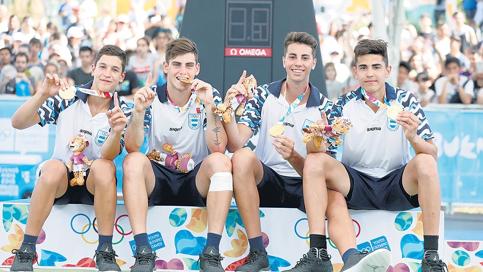 Los chicos del básquet posando con las medallas.