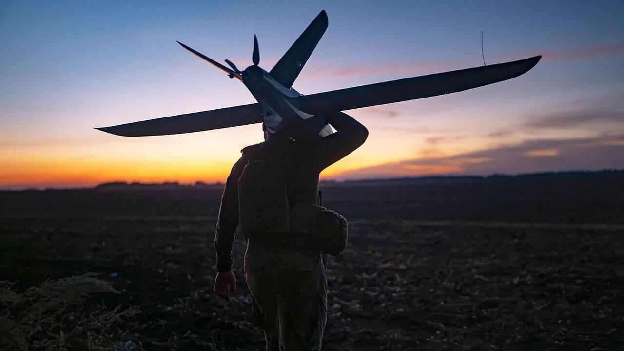 Un soldado ucraniano con un dron.