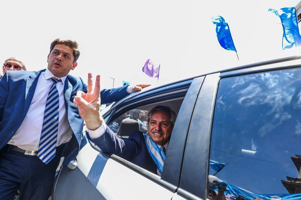 Ya con la banda puesta, a la salida del Congreso, Alberto Fernández saluda a sus seguidores.
