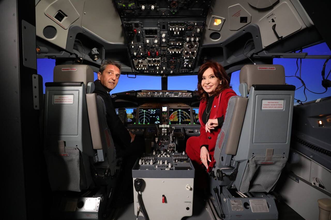 Sergio Massa y Cristina Kirchner encabezaron hoy un acto por los 15 años de la reestatización de Aerolíneas Argentinas.