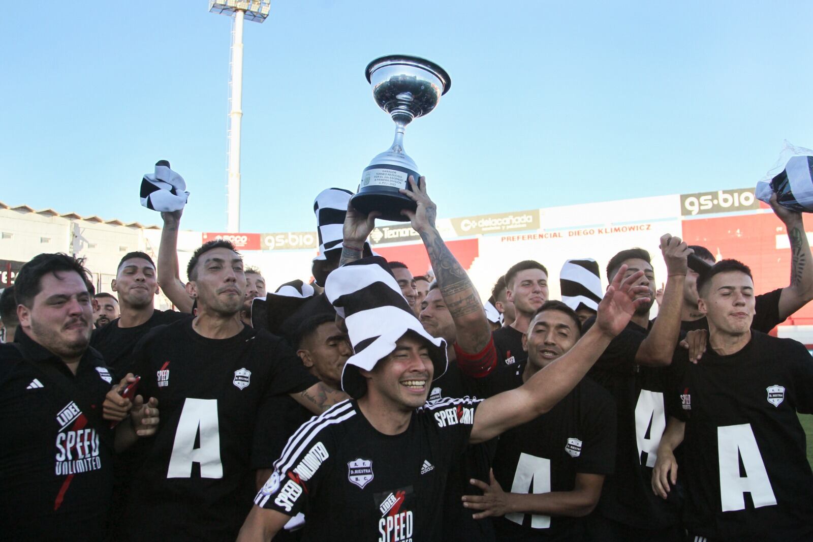 Riestra festeja con la copa del Reducido. Ya tenían preparadas las remeras