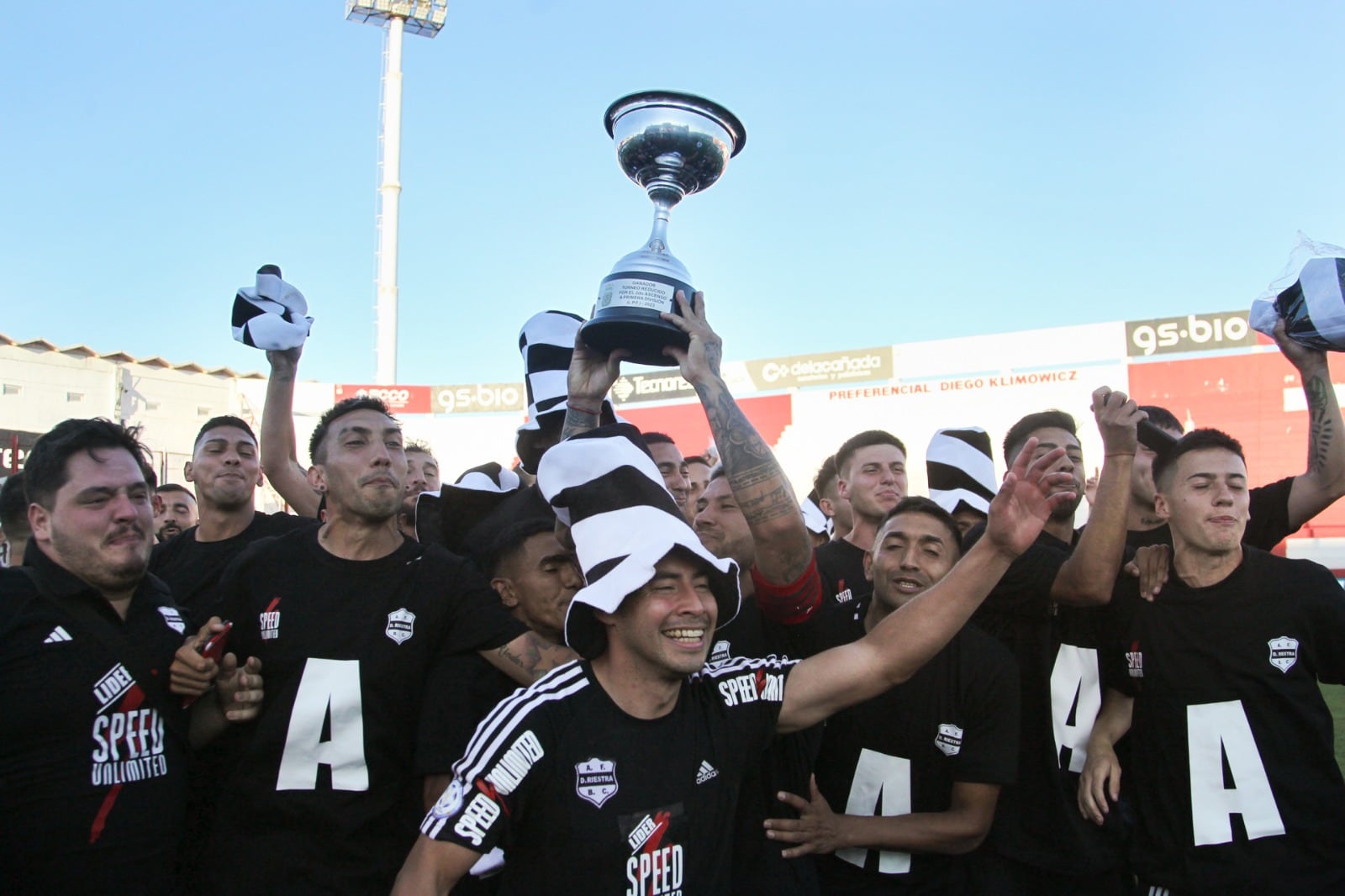 Riestra festeja con la copa del Reducido. Ya tenían preparadas las remeras