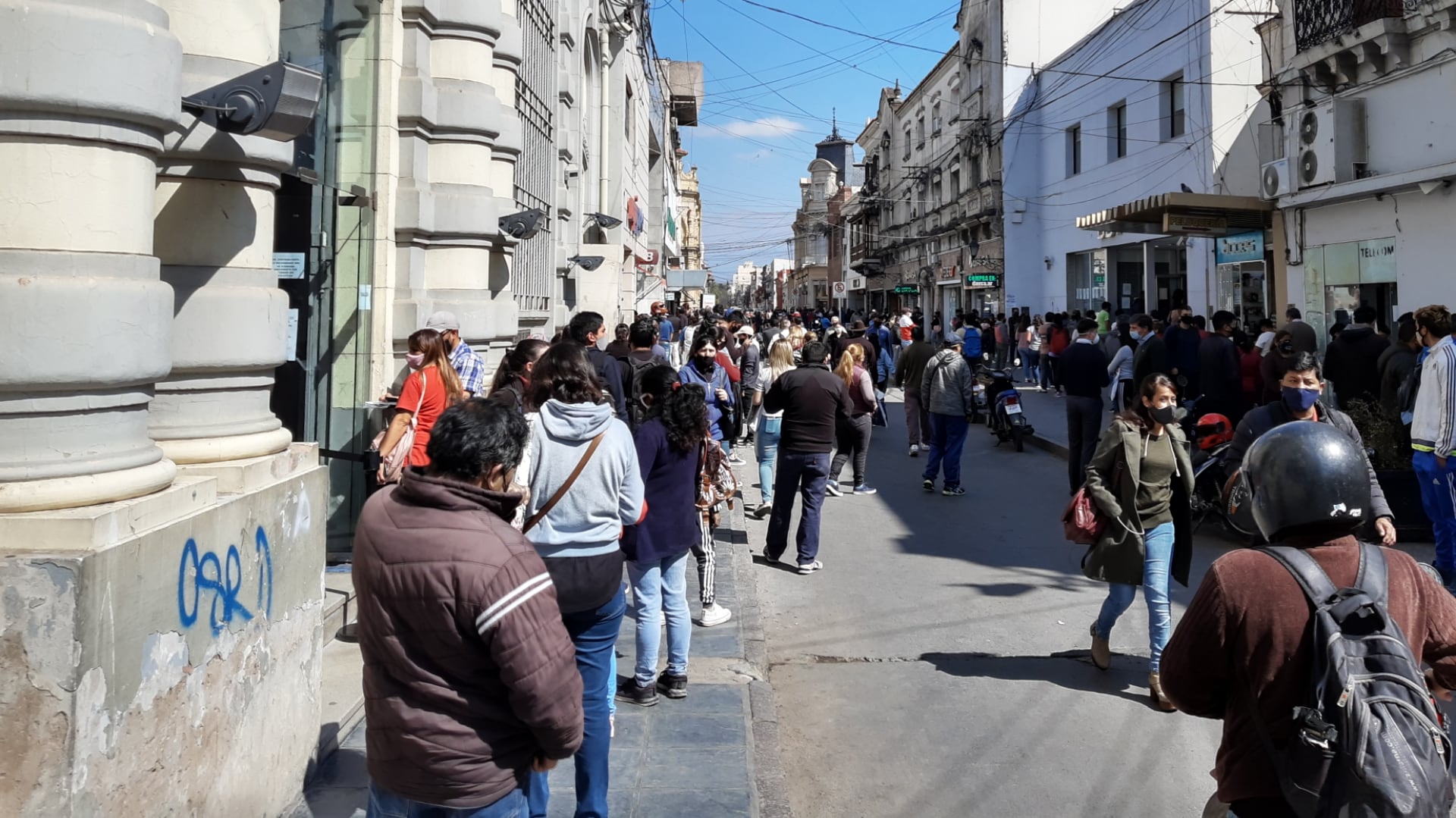 Calle España al 600, epicentro de las aglomeraciones