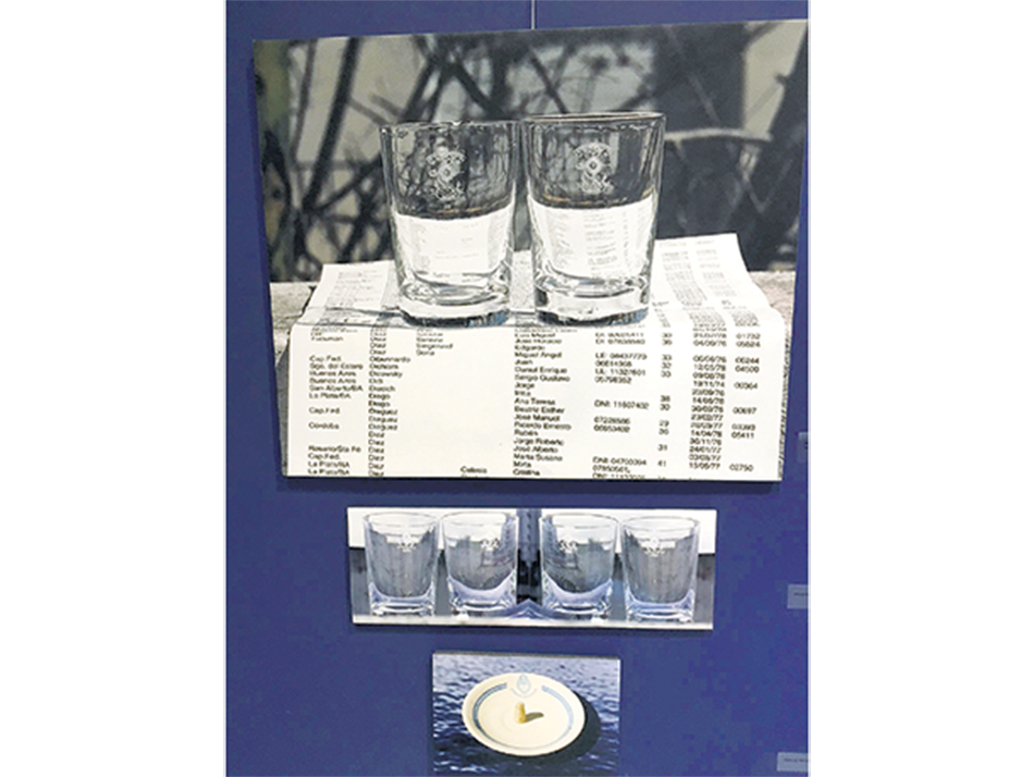 Vasos enlistados, foto de 2013, de Claudia Contreras.