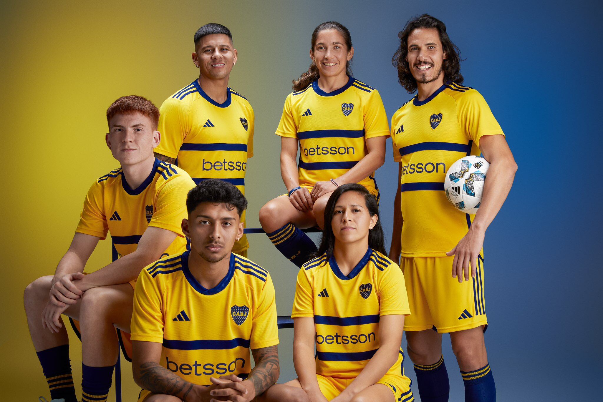 Cavani, Barco, Rojo, Medina, Ojeda y Stábile en la presentación de la nueva camiseta alternativa de Boca.