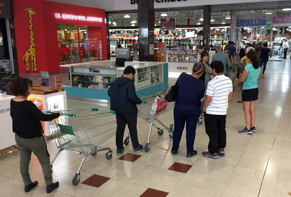 Por el coronavirus los supermercados deberán señalizar para que los clientes mantegan distancia y atender durante 13 horas.