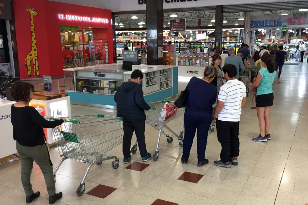 Por el coronavirus los supermercados deberán señalizar para que los clientes mantegan distancia y atender durante 13 horas.