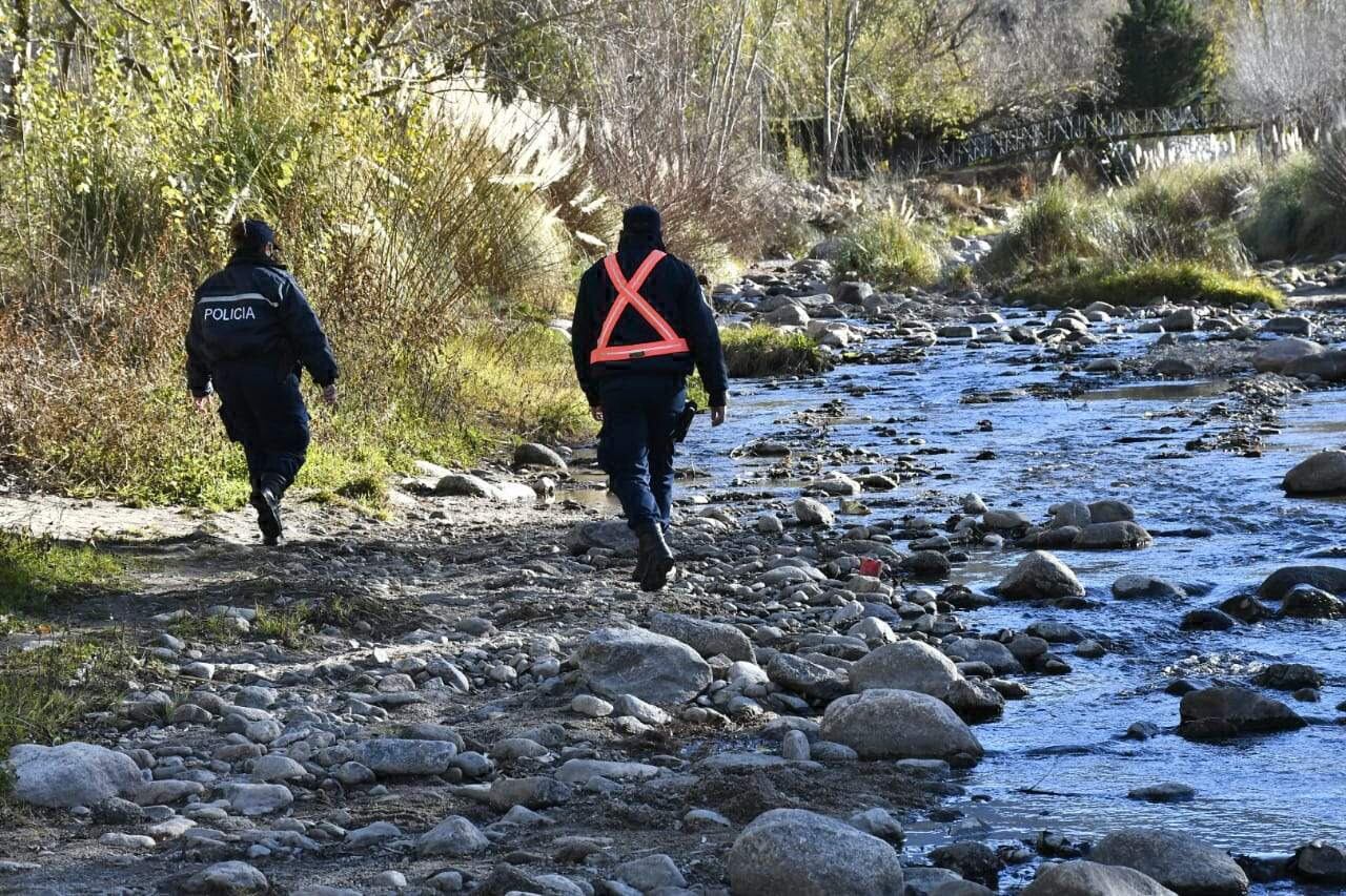 La policía realiza un rastrillaje en la zona del Dique La Huertita, a 170 km de la ciudad de San Luis.