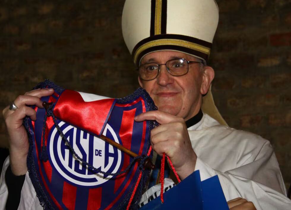 Jorge Bergoglio con un escudo de San Lorenzo de Almagro, el club de sus amores