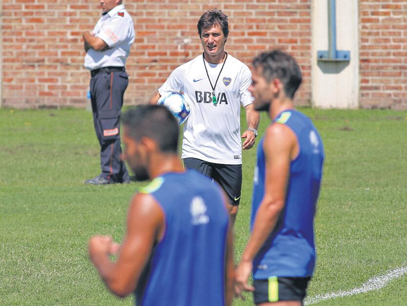 Barros Schelotto se habría inclinado por ratificar a Fabra en la defensa.