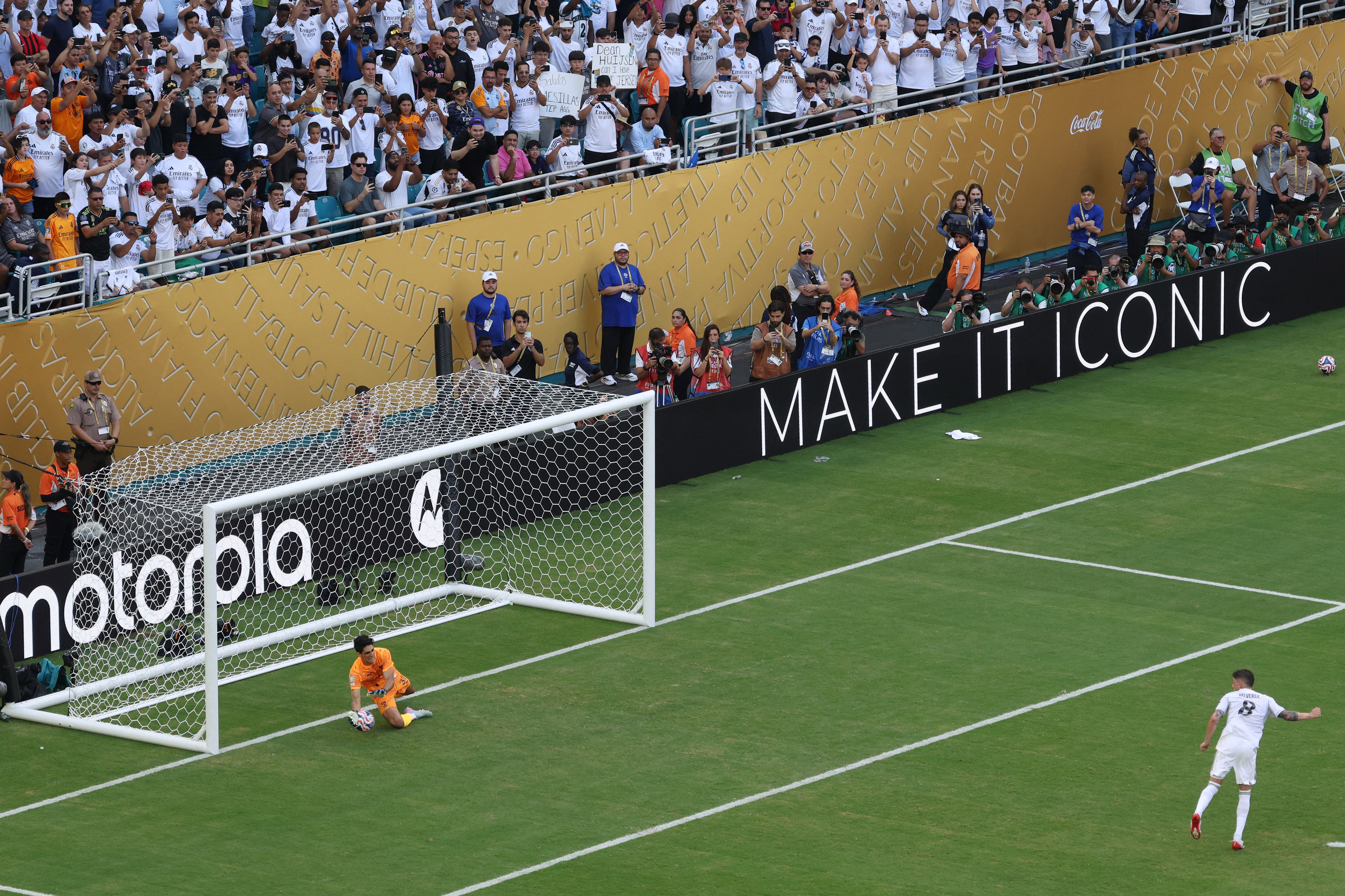 El marroquí Bono le ataja el penal del triunfo al uruguayo Valverde.