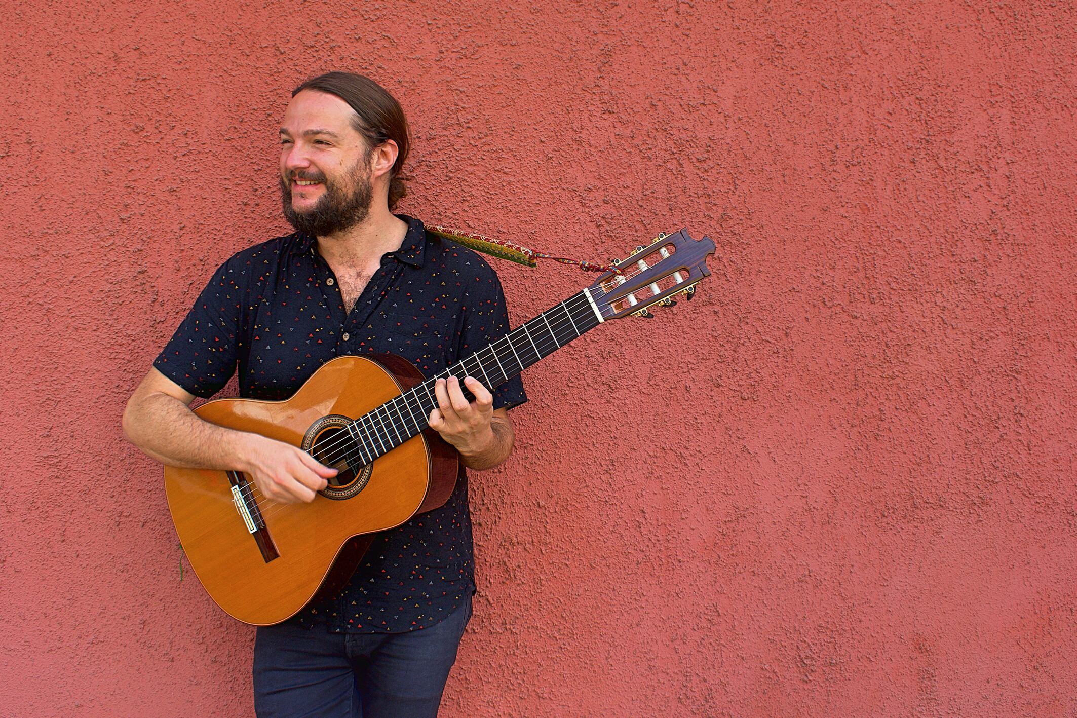En el show, Stern tocará guitarra, violín, guitarra 12 cuerdas, bajo y nyckelharpa.