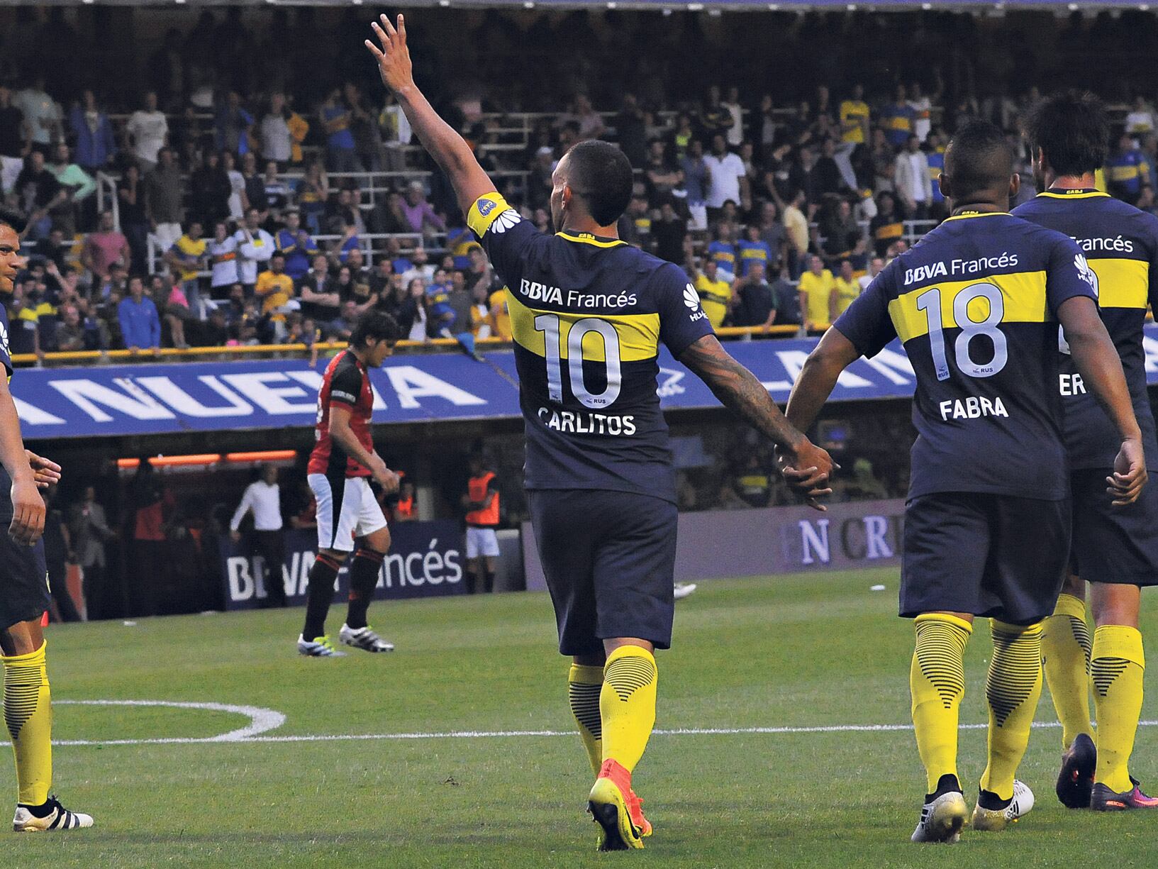 Tevez acaba de convertir su gol, el segundo de Boca, que abrió el camino a la victoria frente a los santafesinos.