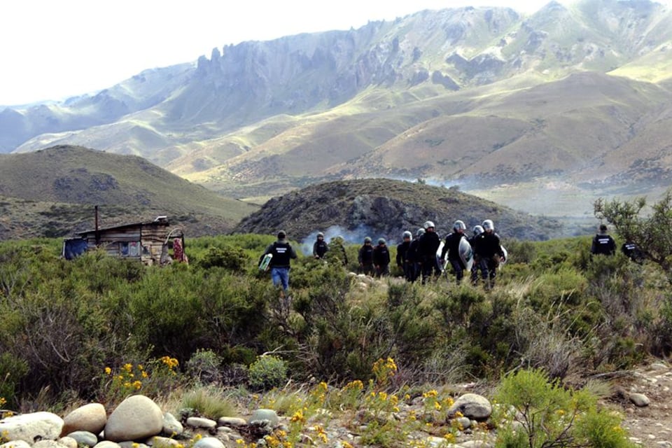 La comunidad sufrió dos allanamientos violentos en dos días.