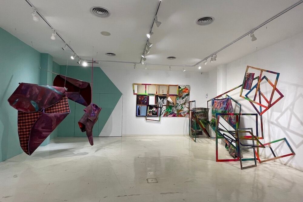 Instalaciones de Marina de Caro (izq)  y Yuyo Noé (centro y der). Abajo: Instalación de Cristina Schiavi